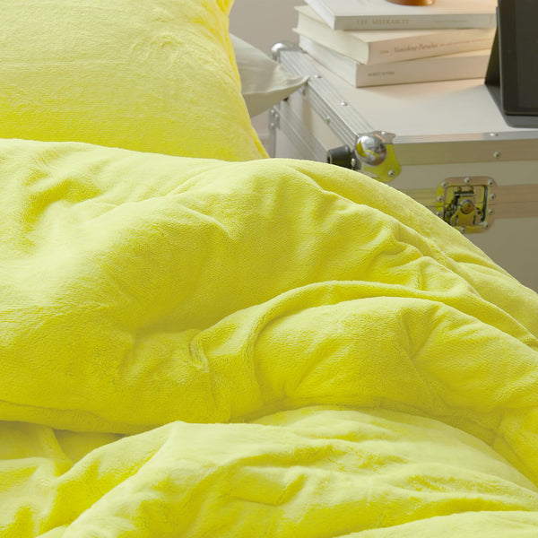 Oversized Comforter Set – Neon Yellow Plush Bedding with Shams