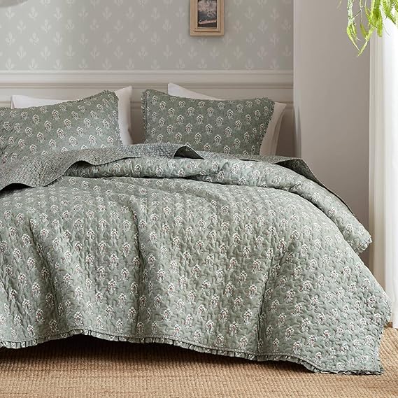 Reversible Vintage Floral Quilt Set with Shams – Queen & King
