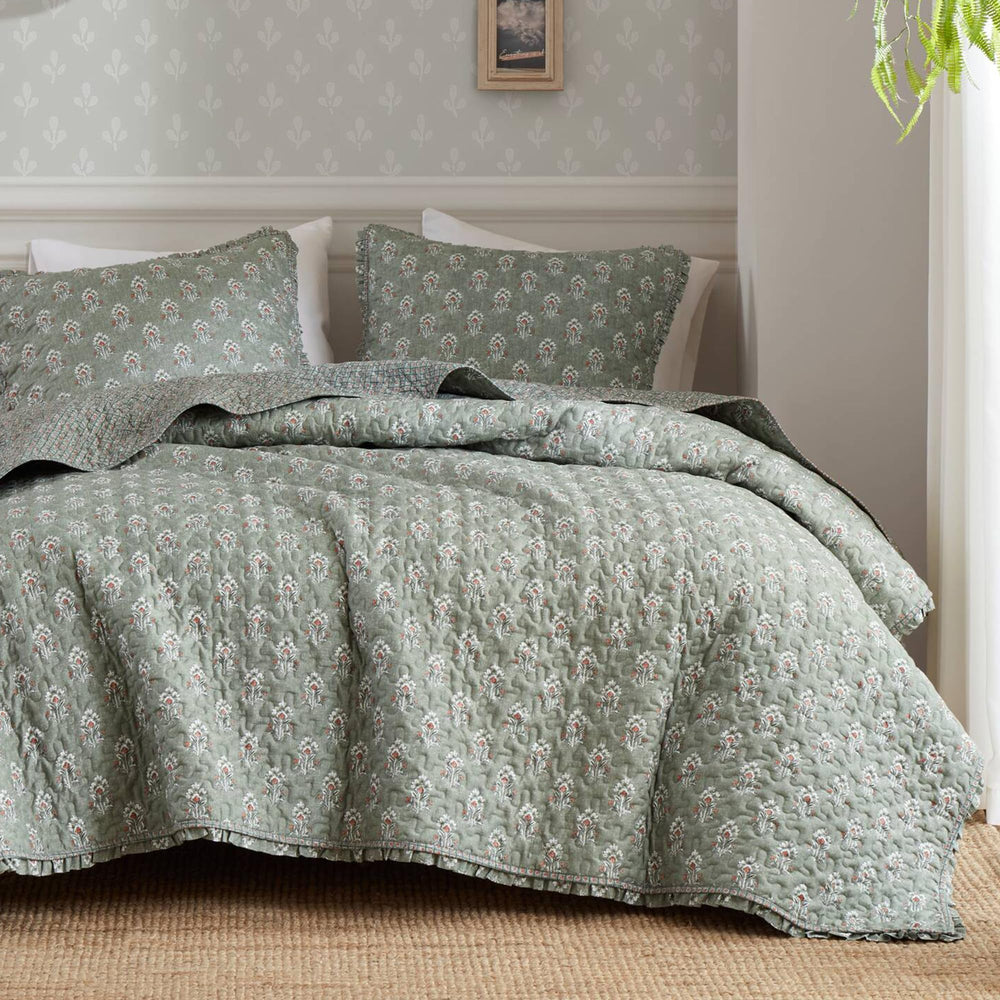Reversible Vintage Floral Quilt Set with Shams – Queen & King