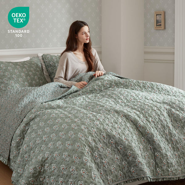 Reversible Vintage Floral Quilt Set with Shams – Queen & King