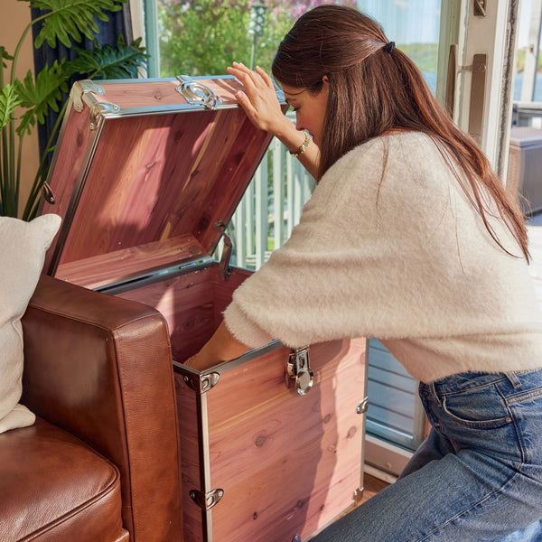 Aromatic Red Knotty Cedar Storage Trunk – 18"x18"x20"