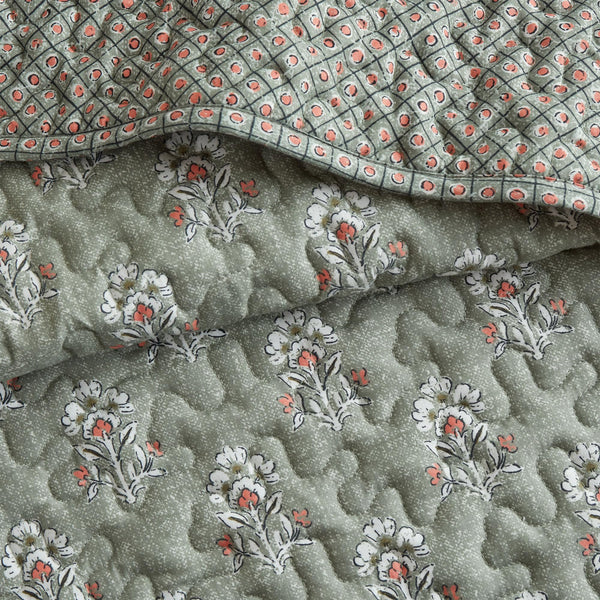 Reversible Vintage Floral Quilt Set with Shams – Queen & King